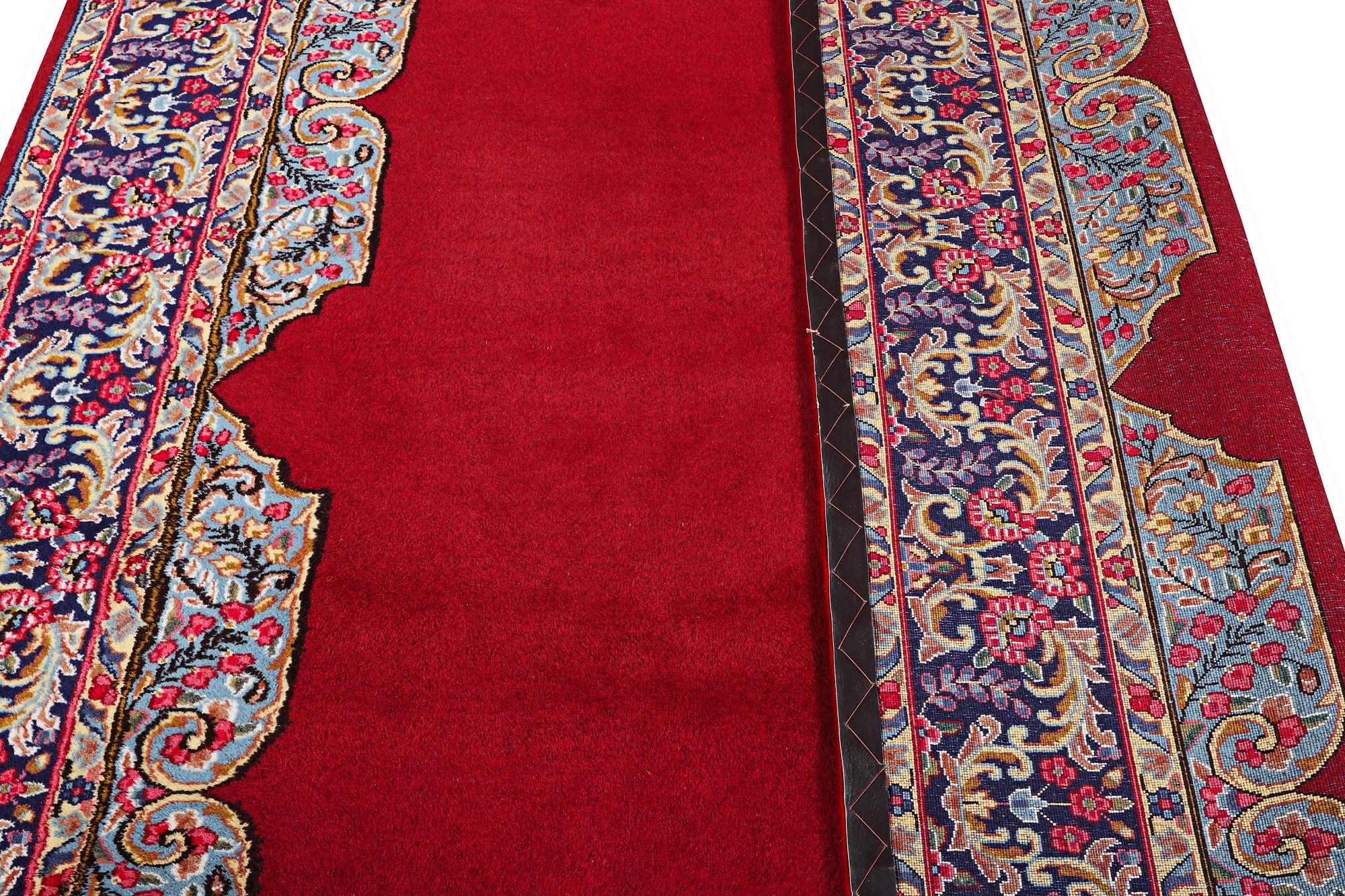 An oriental carpet with Kerman pattern, c. 290 x 208 cm.