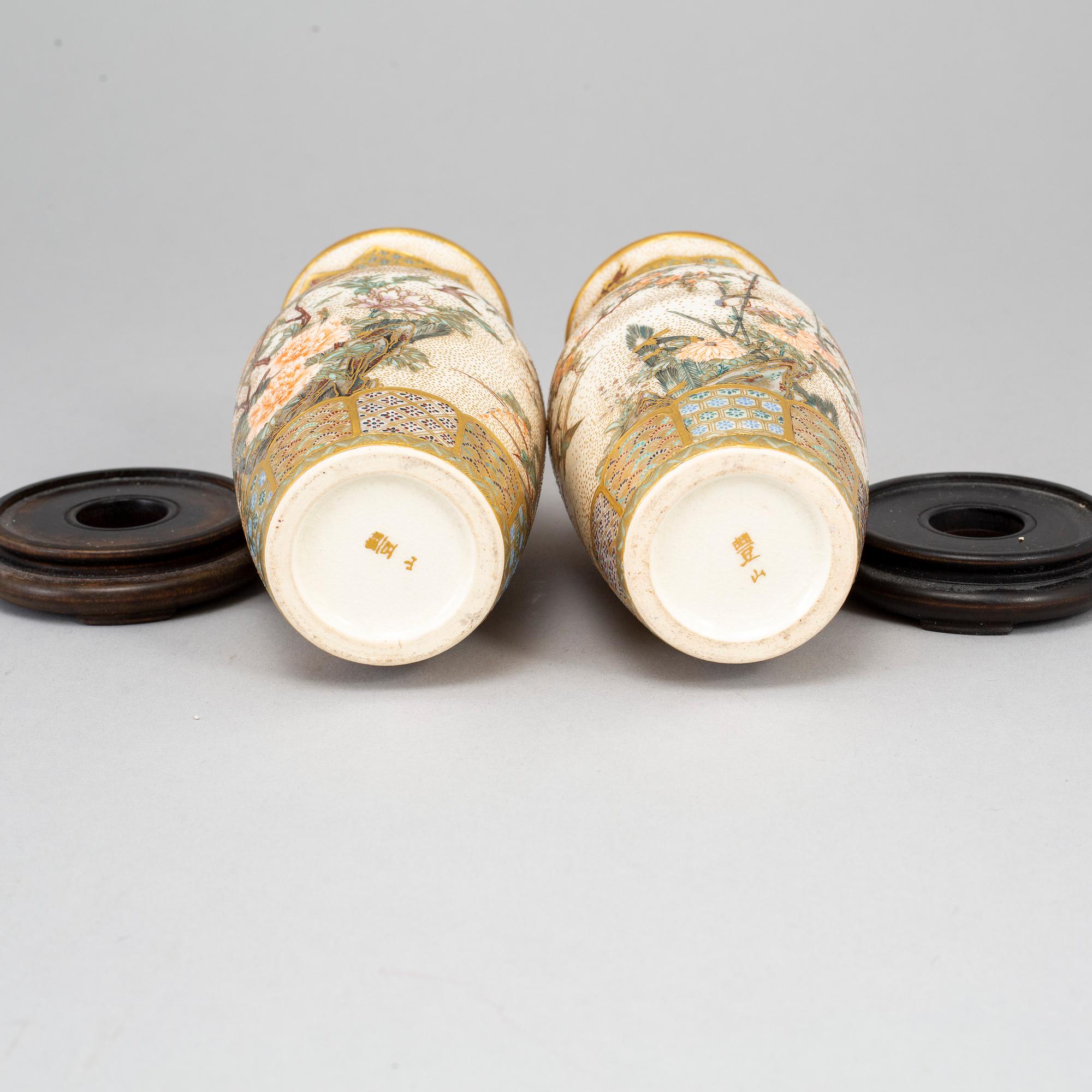 Two Japanese satsuma vases and a box with cover, early 20th Century.