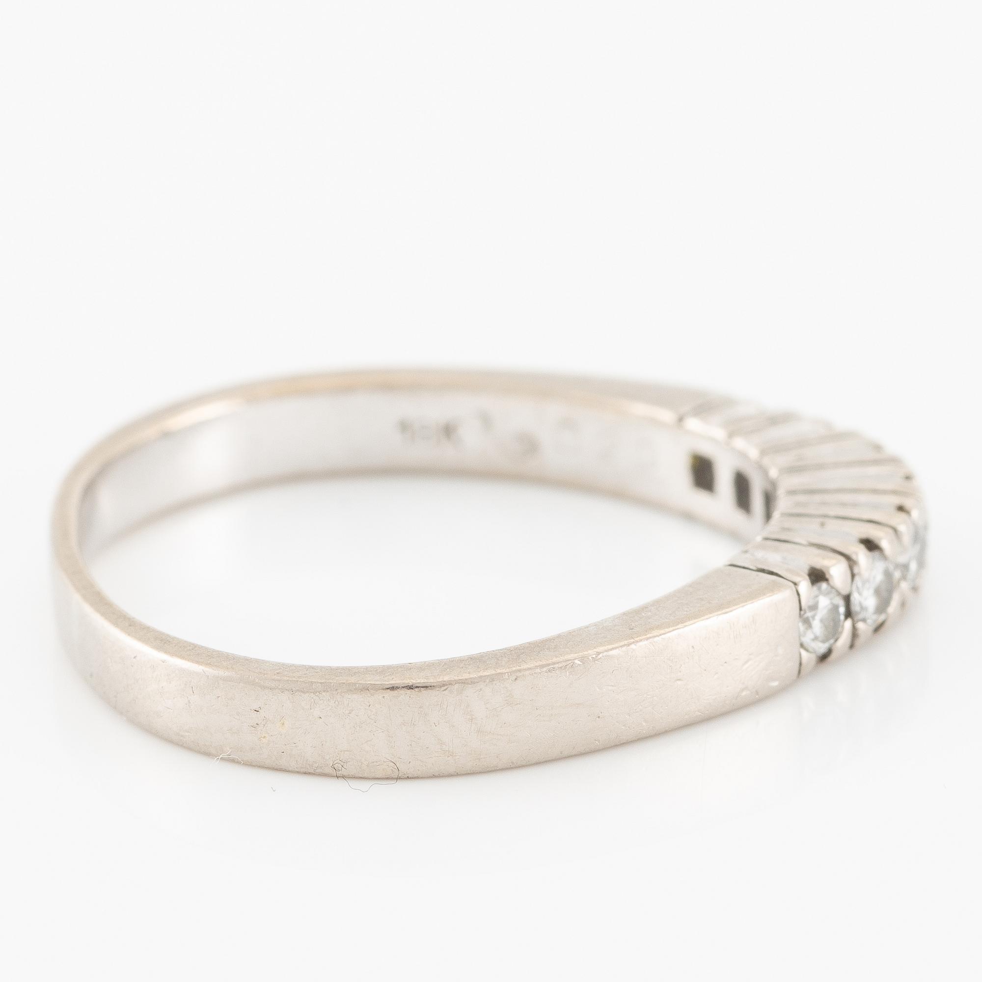 Ring 18K vitguld med runda briljantslipade diamanter.