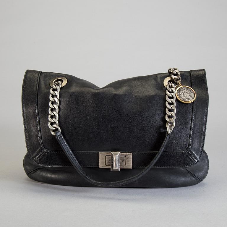 A Lanvin shoulderbag.