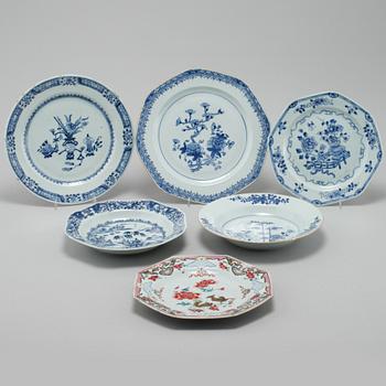 Four Chinese dinner plates and two Chinese serving dishes from Qing Dynasty, Qianlong period.