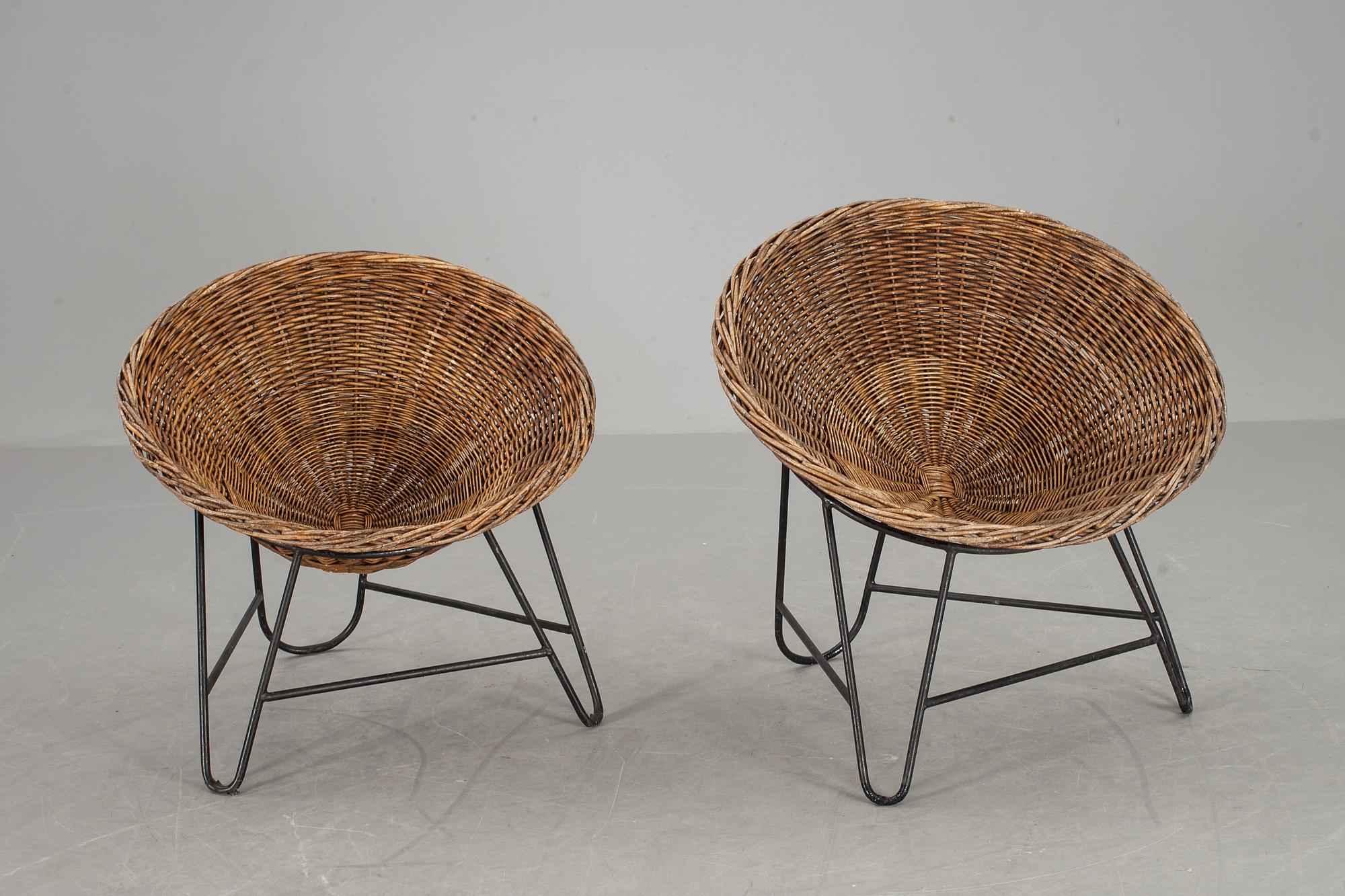 KORGFÅTÖLJER, ett par, 1950/60-tal.