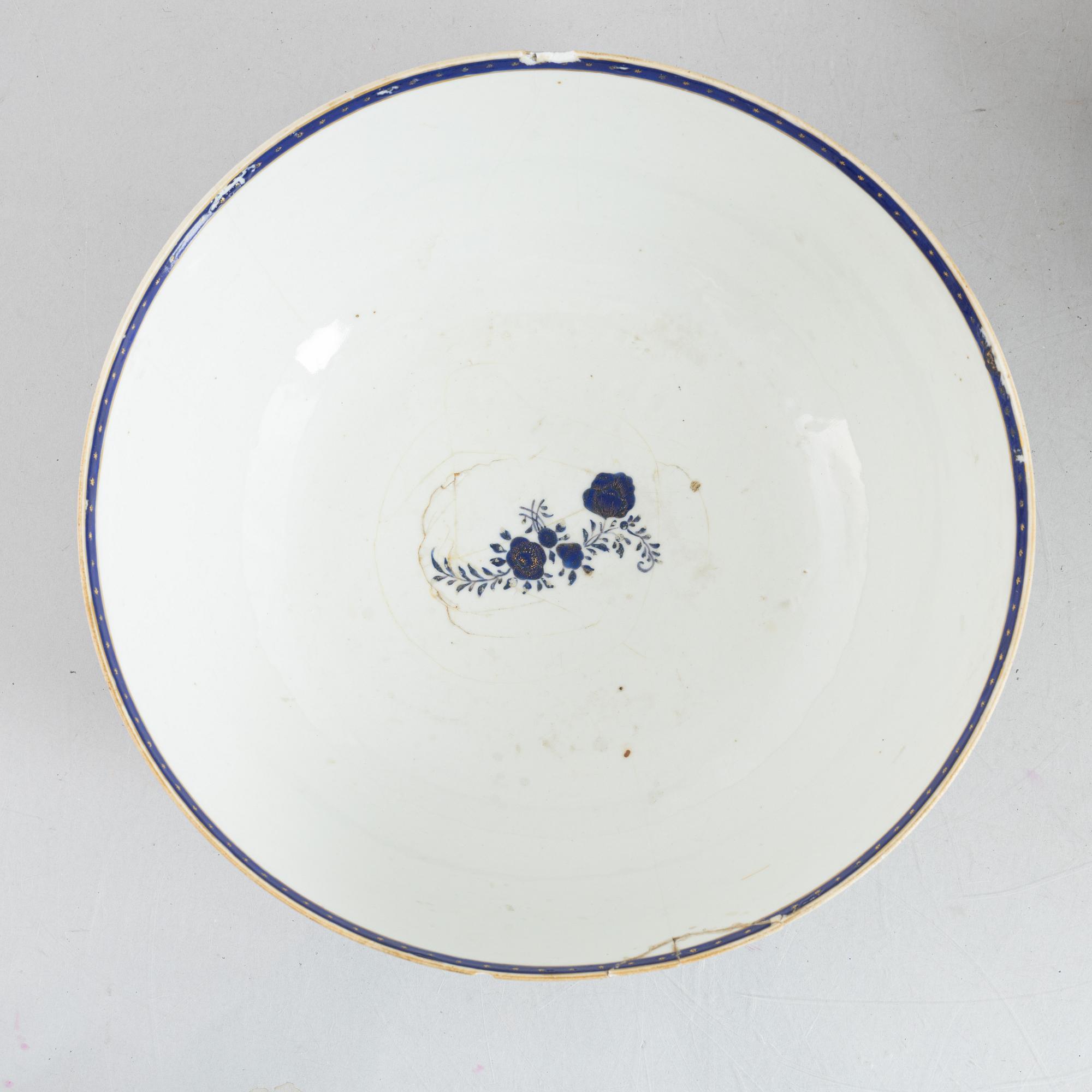 Två bålskålar, porslin, Kina, Qingdynastin, 1700-tal.