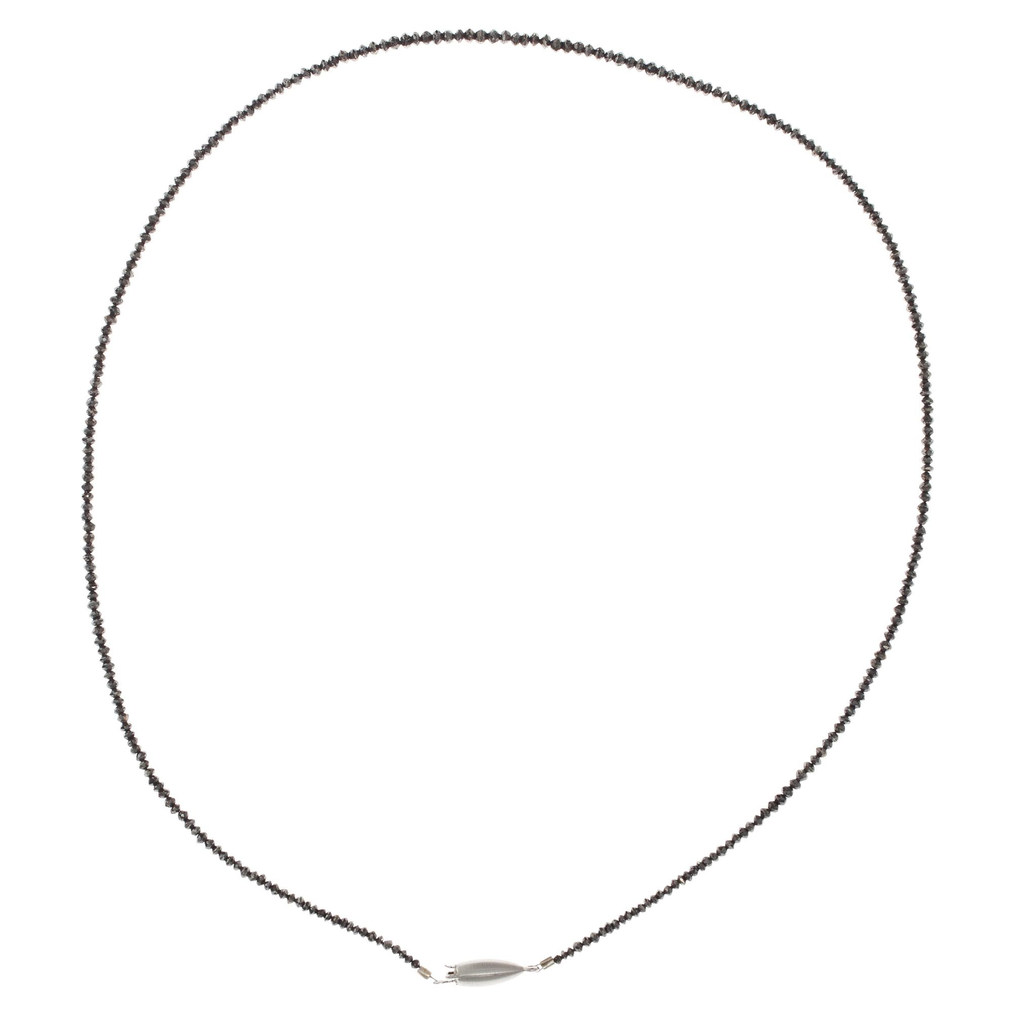 KAULAKORU, 18K valkokultaa, mustia timantteja, Pituus 40 cm. Paino 3,1 g.