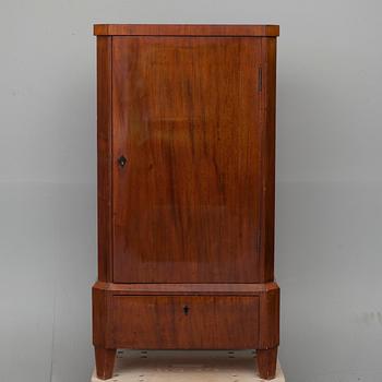 SKÅP, empirstil, 1900-talets första hälft.