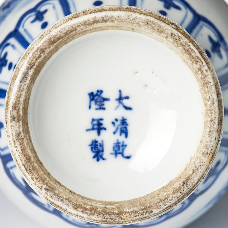 Vaser, ett par, porslin. Qingdynastin, med Guangxus märke och period (1875-1908).