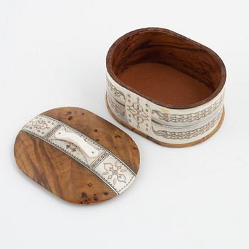 A lidded box by Bertil Fällman, signed.