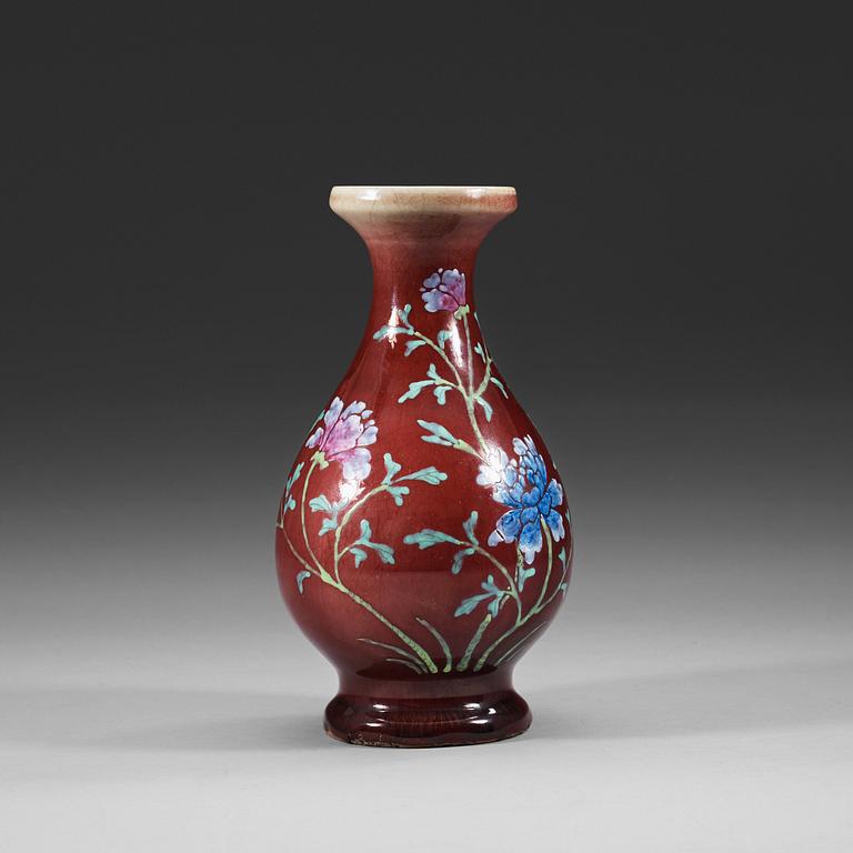 A 'sang de boef' glazed vase, late Qing dynasty (1644-1912).