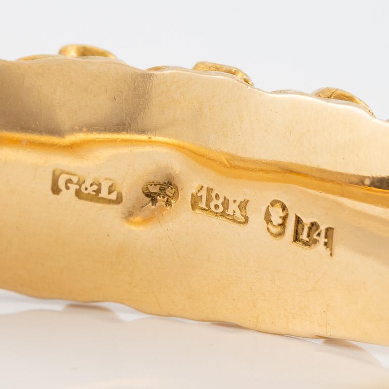 A bracelet in 18K gold with emeralds and pearls, 19th century.