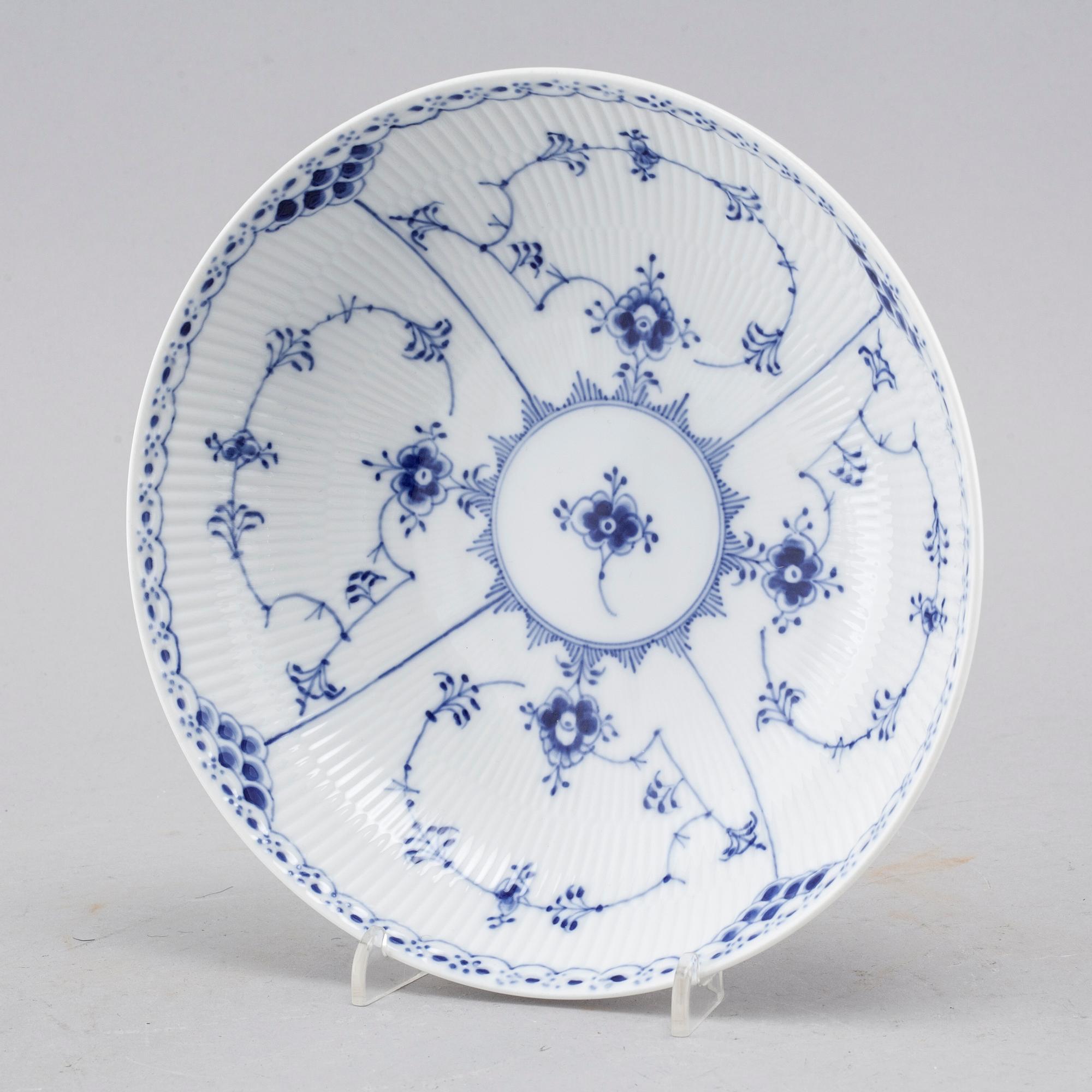 A porcelain tableware set of 69 pcs, "Musselmalet" by Royal Copenhagen, second half of the 20th century.