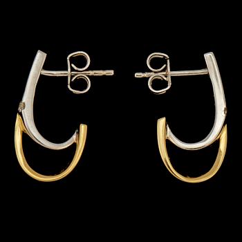 ÖRHÄNGEN, ett par, 18k guld och vitguld med 2 små briljantslipade diamanter, Hallbergs guld, 1900/2000-tal. Vikt 3 g.