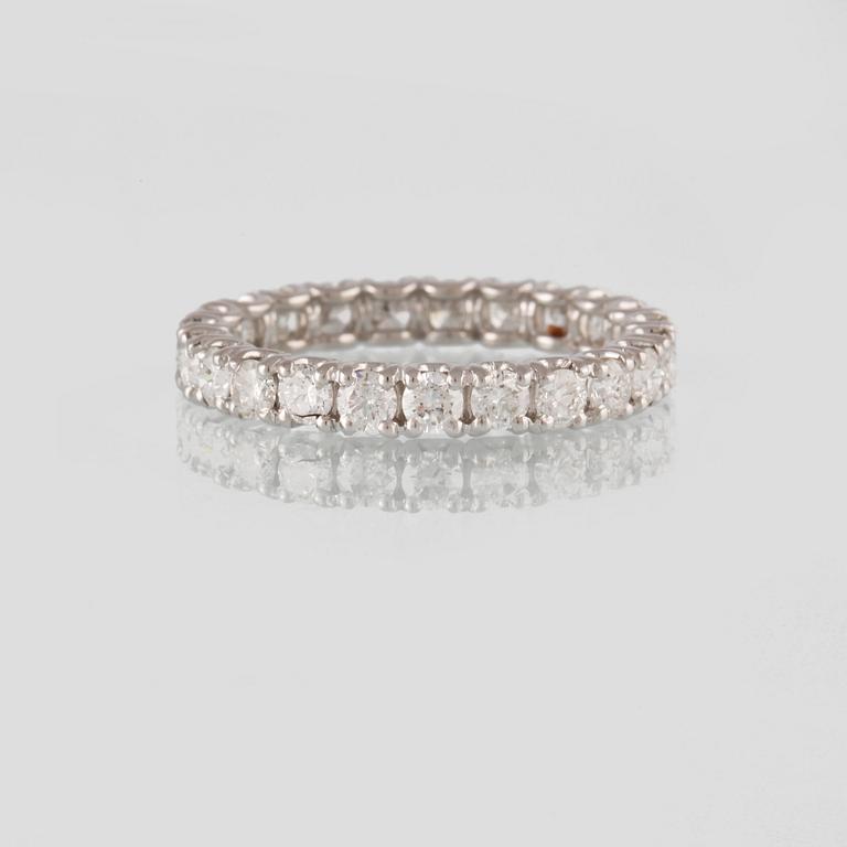 RING, 18K guld med briljantslipade diamanter ca 1.93 ct. Vikt 2,8 gram.