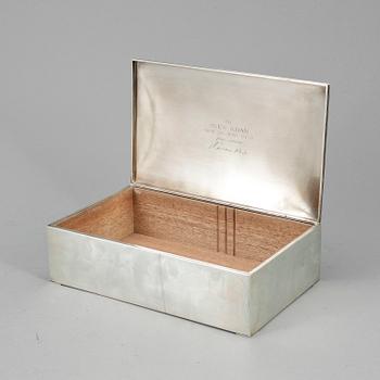 CIGARRSKRIN, silver, 1900-talets mitt. Totalvikt inklusive träinredning 829 gram.