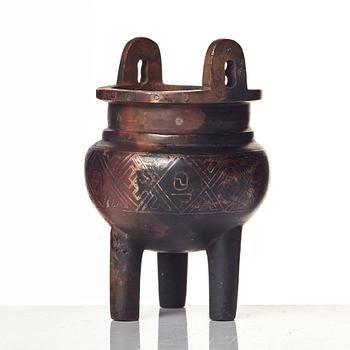 A tripod bronze censer, Qing dynasty (1664-1912).