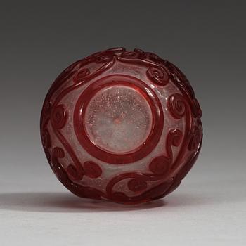 A Peking glass brush washer, late Qing dynasty.