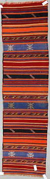 MATTA, semiantik Kelim. Ca 295x80 cm.