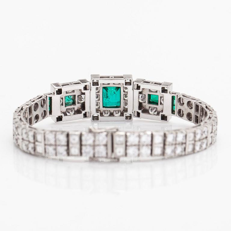 Rannekoru, 18K valkokultaa, smaragdeja sekä briljantti- ja baguettehiottuja timantteja, Tukholma 1986.