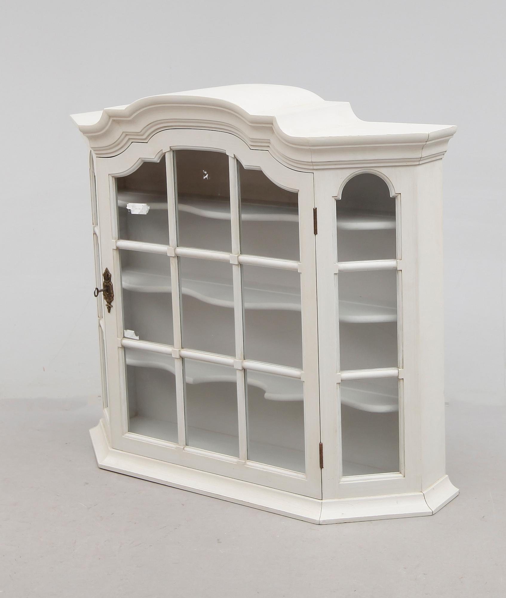 VÄGGVITRINSKÅP, Åmells, 1900-talets andra hälft.