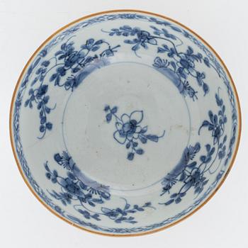 A Chinese tankard, a bowl and a four tiered food container, Qing dynasty, 18th/19th Century.