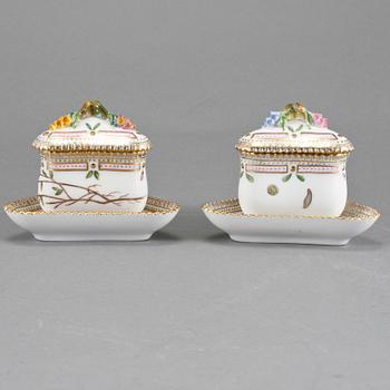 CRÈMEKOPPAR, ett par, porslin, "Flora Danica", Royal Copenhagen, 1900-tal.