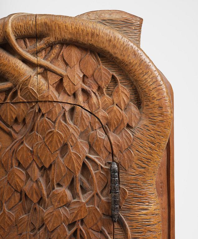 Jugend, hörnskåp, skulpterad björk, Sverige, tidigt 1900-tal.