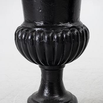 A pair of cast iron garden urns, 20th century.