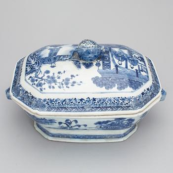 TERRIN MED LOCK, porslin, Kina, Qianlong 1736-1795.