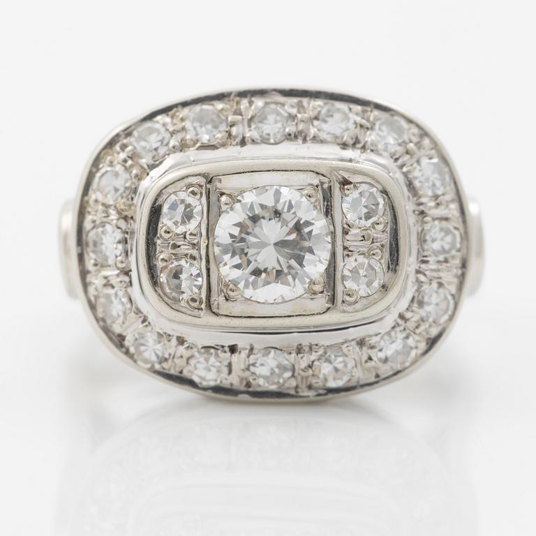 Oval-shaped 18K white gold ring with a brilliant-cut diamond and octagonal-cut diamonds.
