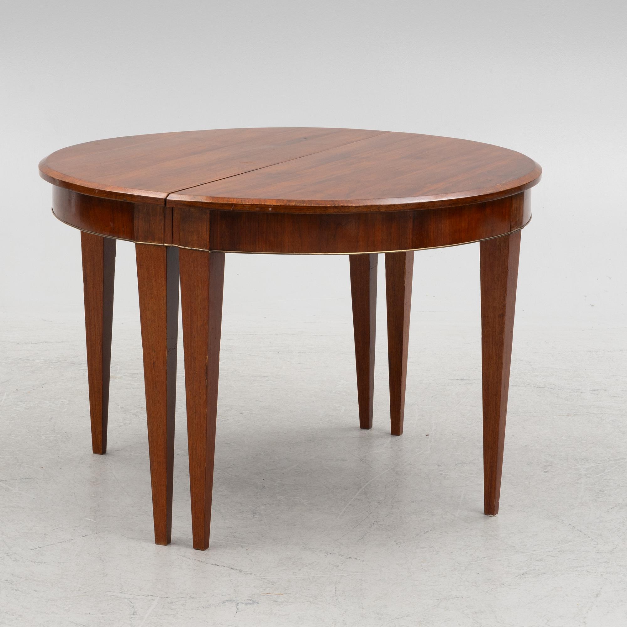 A dining table, 19th century.