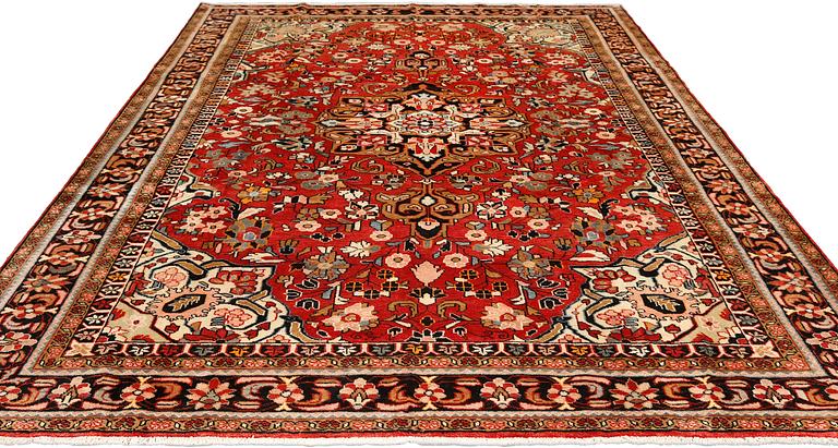 A Lilihan carpet, approximately 345 x 237 cm.