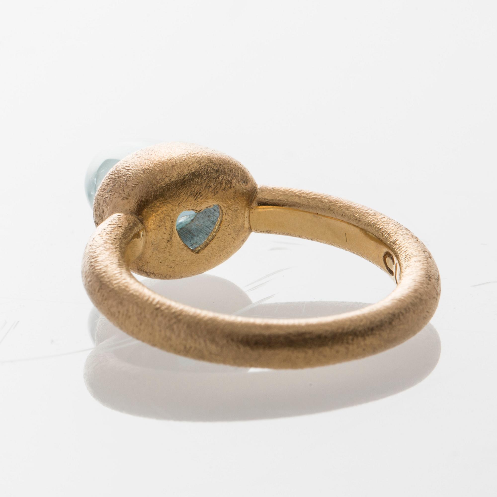 RING, Ole Lynggaard, 18K guld med cabochonslipad akvamarin.