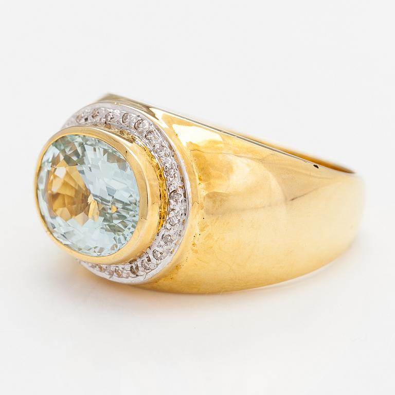 A 14K gold ring with an aquamarine and diamonds ca. 0.06 ct in total.