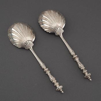 A pair of silver serving spoons from  Goldsmiths & Silversmiths Co Ltd in London, 1908 and 1909.