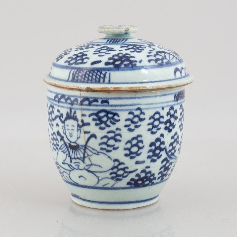 A porcelain table lamp and a box with cover, 19th/20th century.