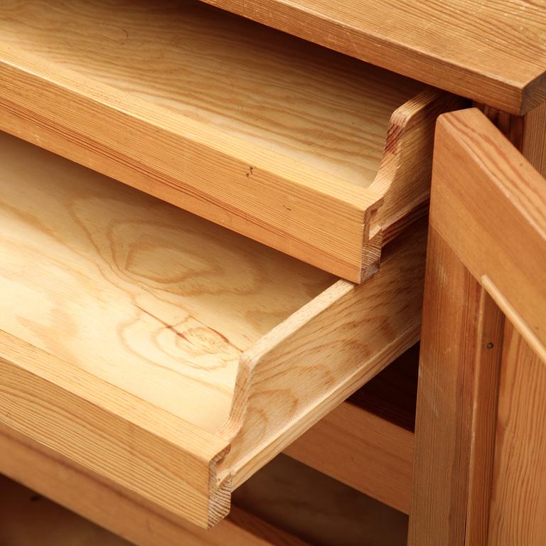 A pair of pine cupboards with shelves by Carl Malmsten.