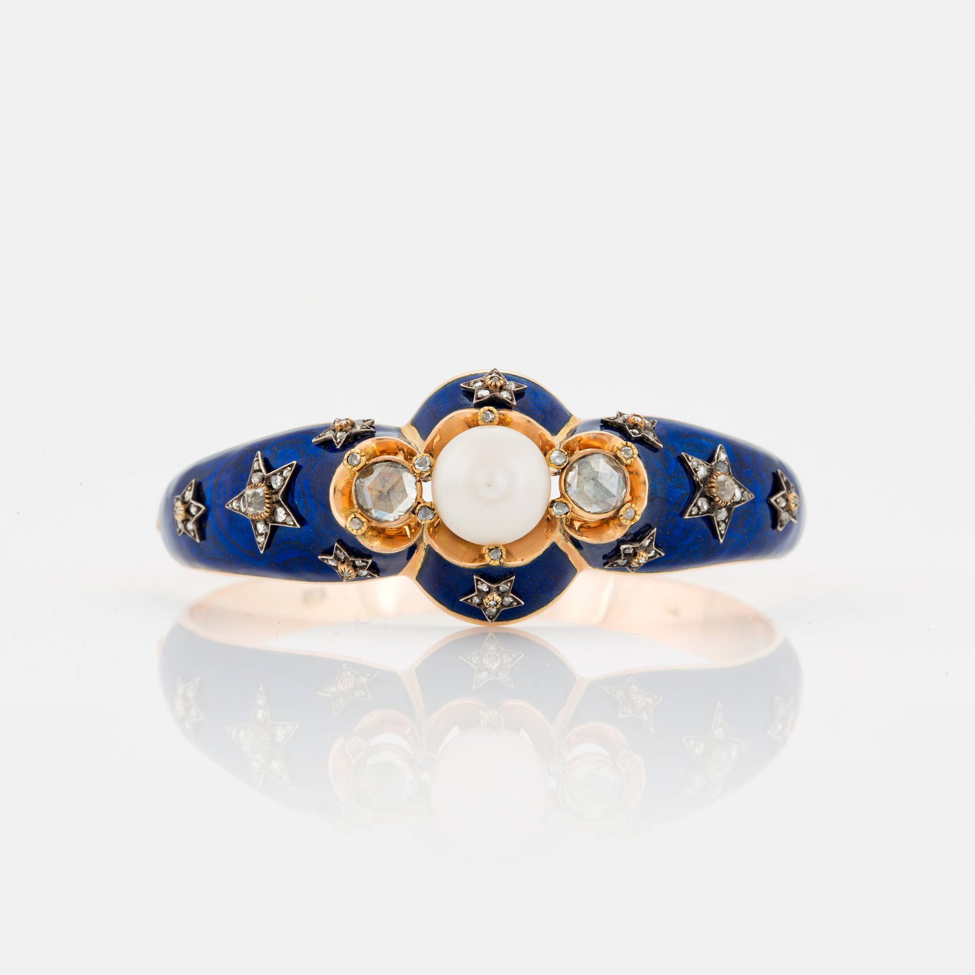 ARMRING med en pärla samt rosen- och gammaslipade diamanter och blå emalj.