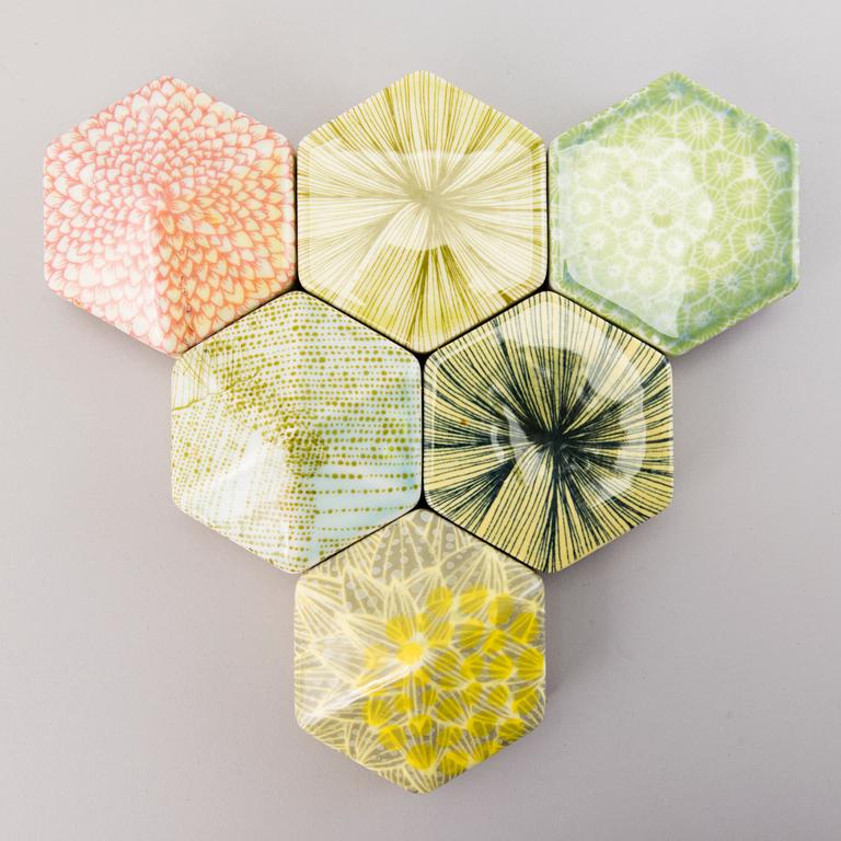 HEINI RIITAHUHTA, reliefi, posliinia, "Hexagon reliefi", signeerattu Heini Riitahuhta 2015.
