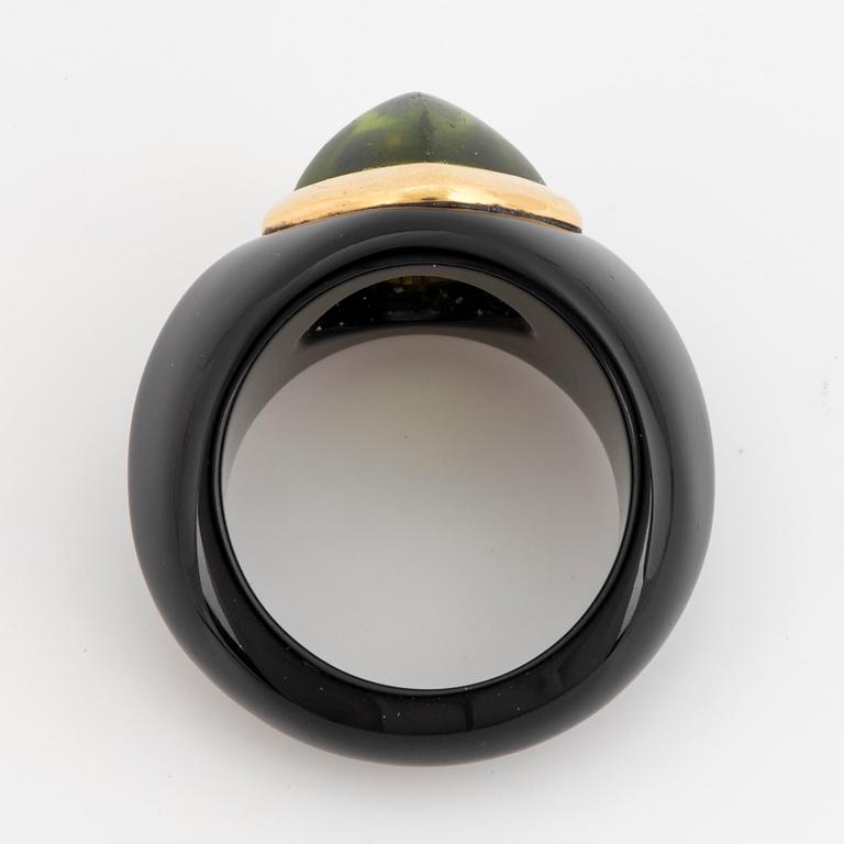 RING, svart sten med sugarloafslipad peridot.
