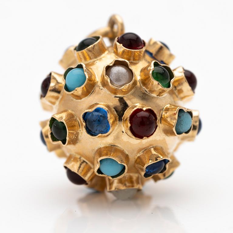18K gold pendant.