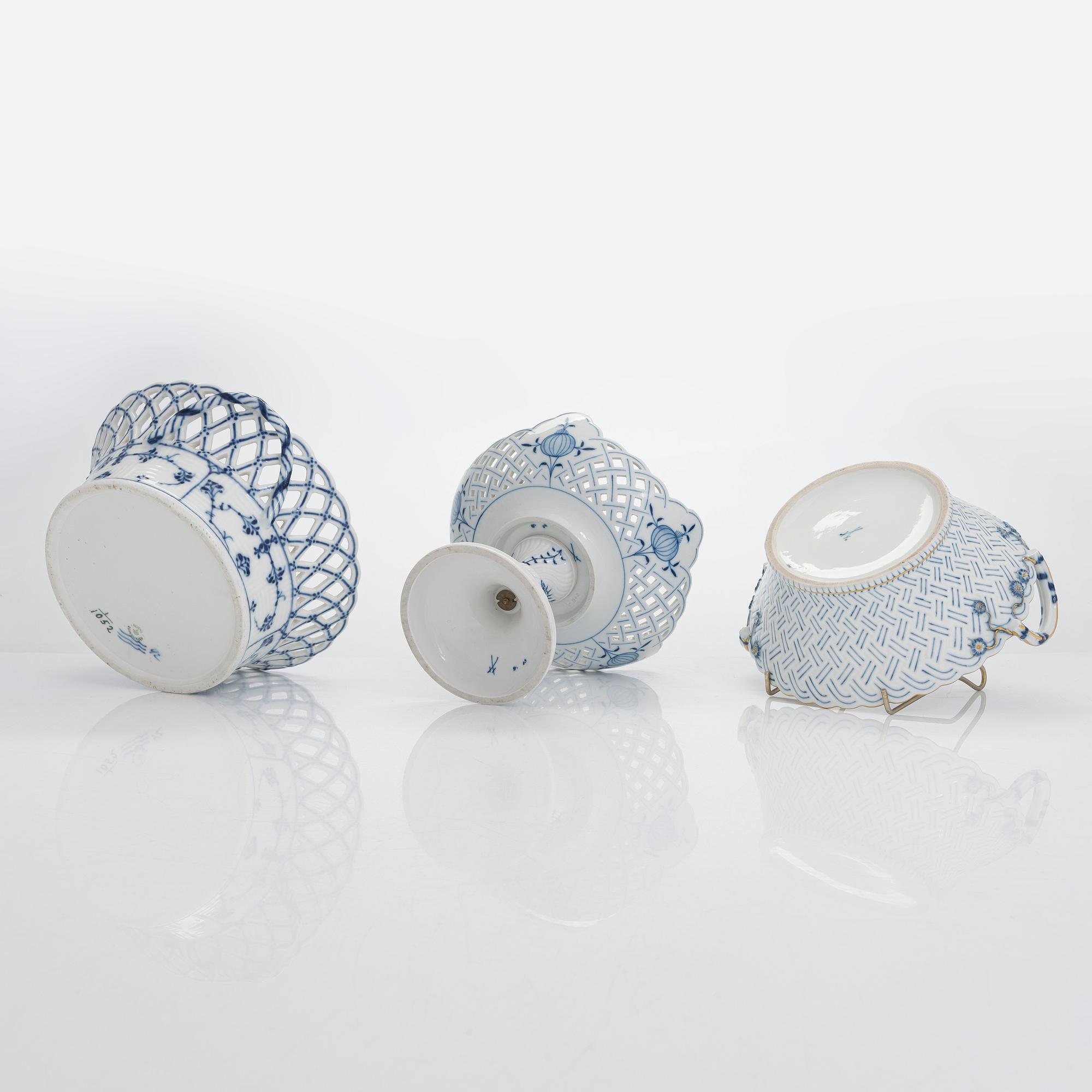 Skålar, 4 st, och ett fat, porslin, Meissen och Royal Copenhagen, sent 1800-tal och tidigt 1900-tal.