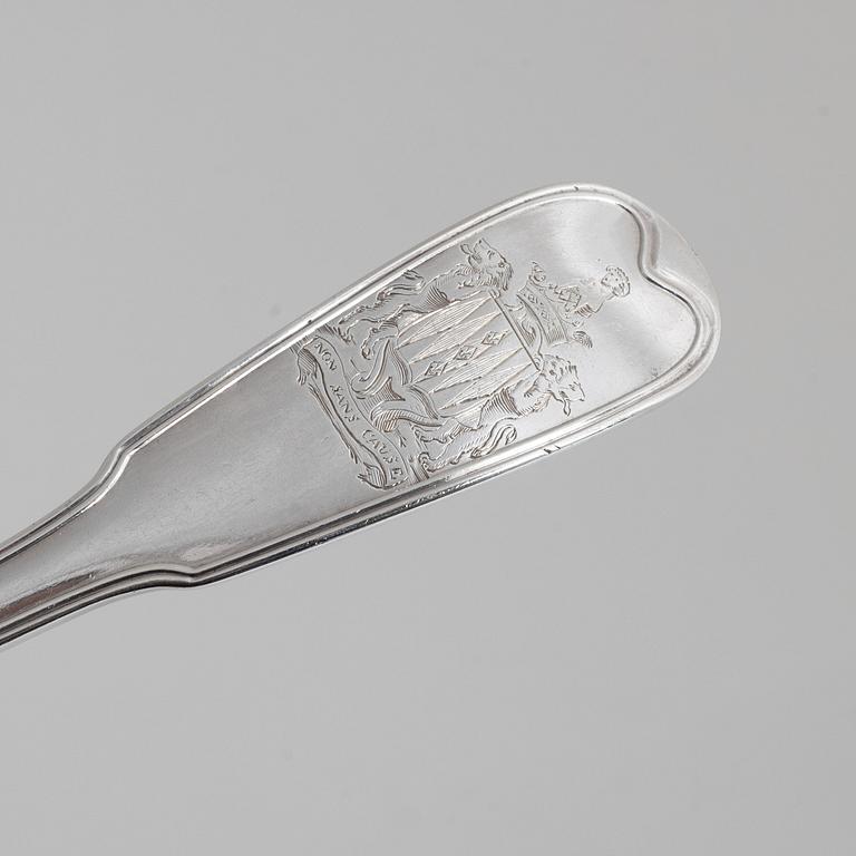Ragusked, silver, with De Geer’s coat of arms.