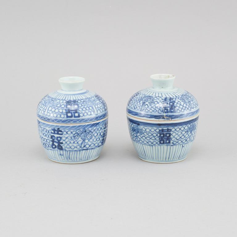 Two blue and white jars with covers, late Qing dynasty, 19th Century.