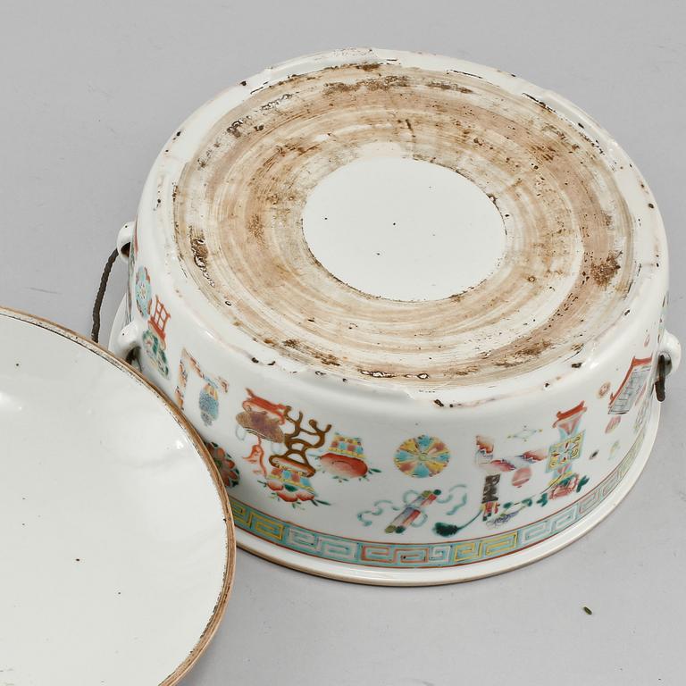 KAROTT MED LOCK, porslin, Kina, 1800-tal.