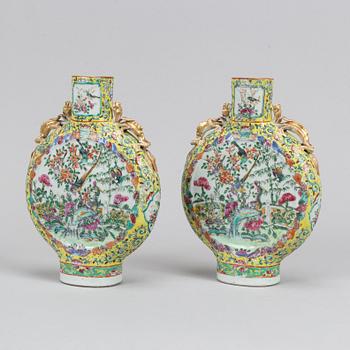 A pair of famille rose Canton moon flasks, late Qing dynasty, 19th Century.