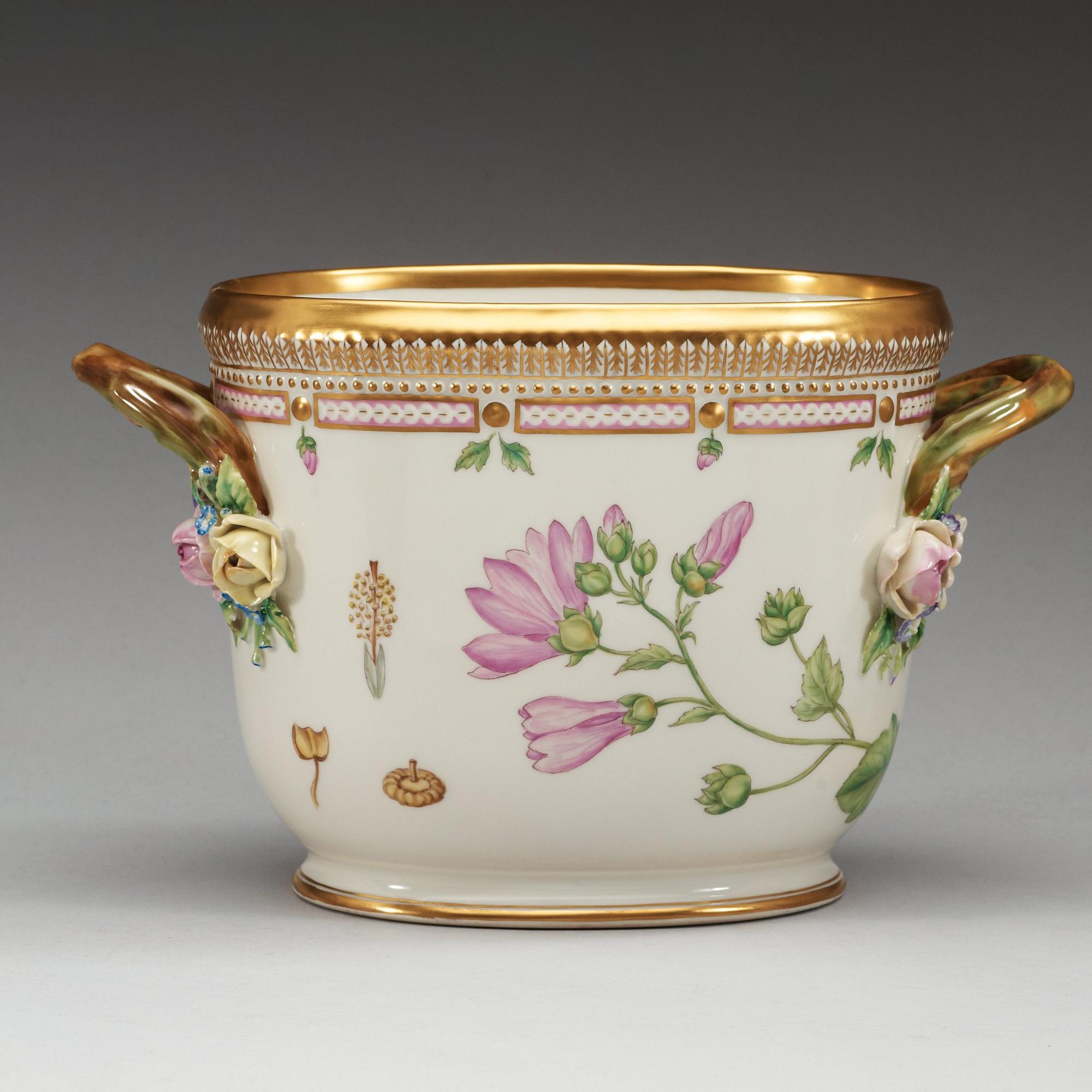 VINKYLARE/YTTERFODER, porslin. Kungl. Dansk, "Flora Danica", 1900-tal.