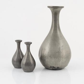 Vaser, tre stycken, tenn. Japan, omkring 1900.