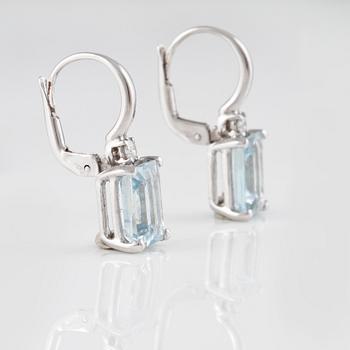 ÖRHÄNGEN, 18K vitguld med briljantslipade diamanter ca 0.05 ct samt fasettslipade akvamariner ca 4.20 ct. Vikt 4,6 gram.