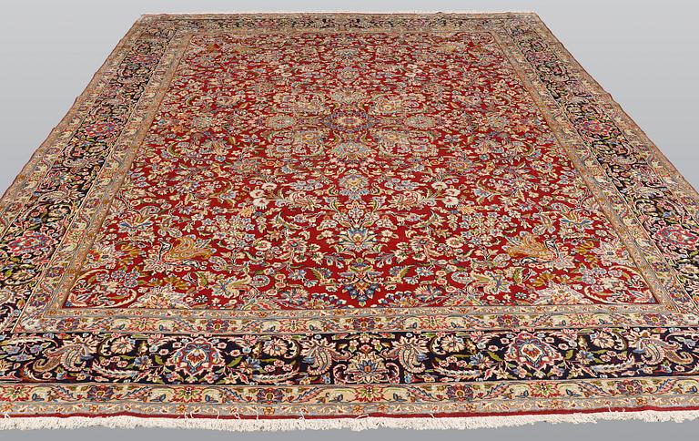 A Kirman Laver carpet, approx. 417 x 300 cm.