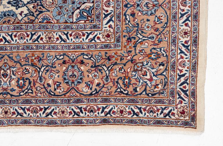 A Tabriz carpet, a. 373 x 286 cm.