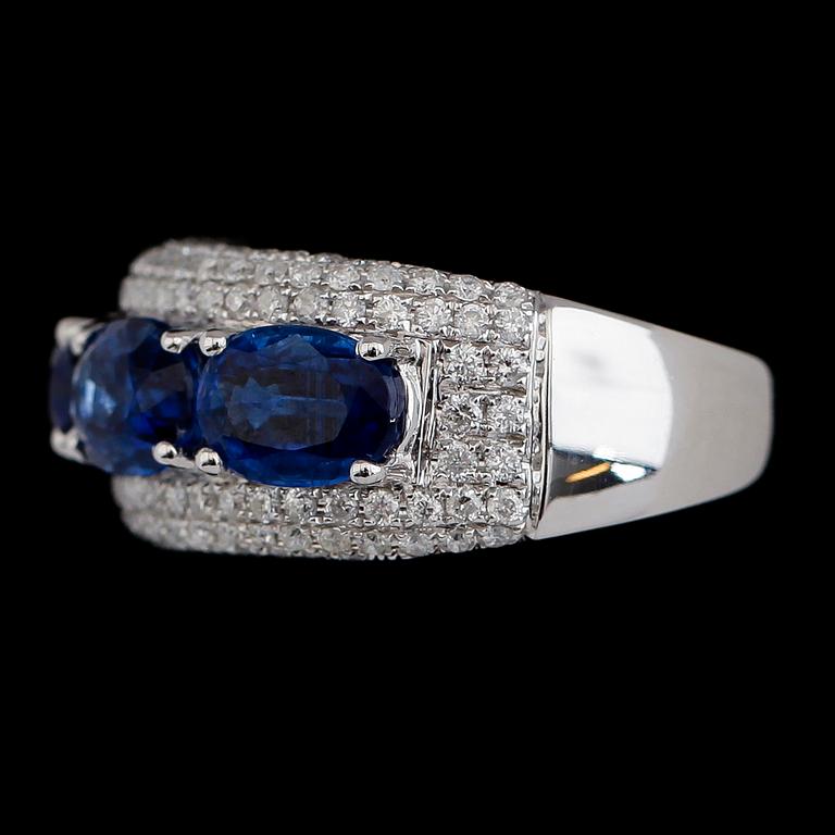RING, 18 k vitguld, 4 blå kyaniter tot ca 3,85 c toch briljantslipade diamanter tot ca 0.89 ct.